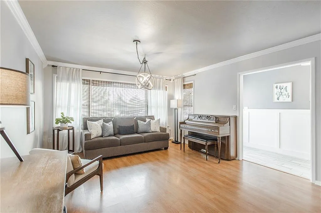 3 bed, 2021 sqft, $1,700 — Photo 2
