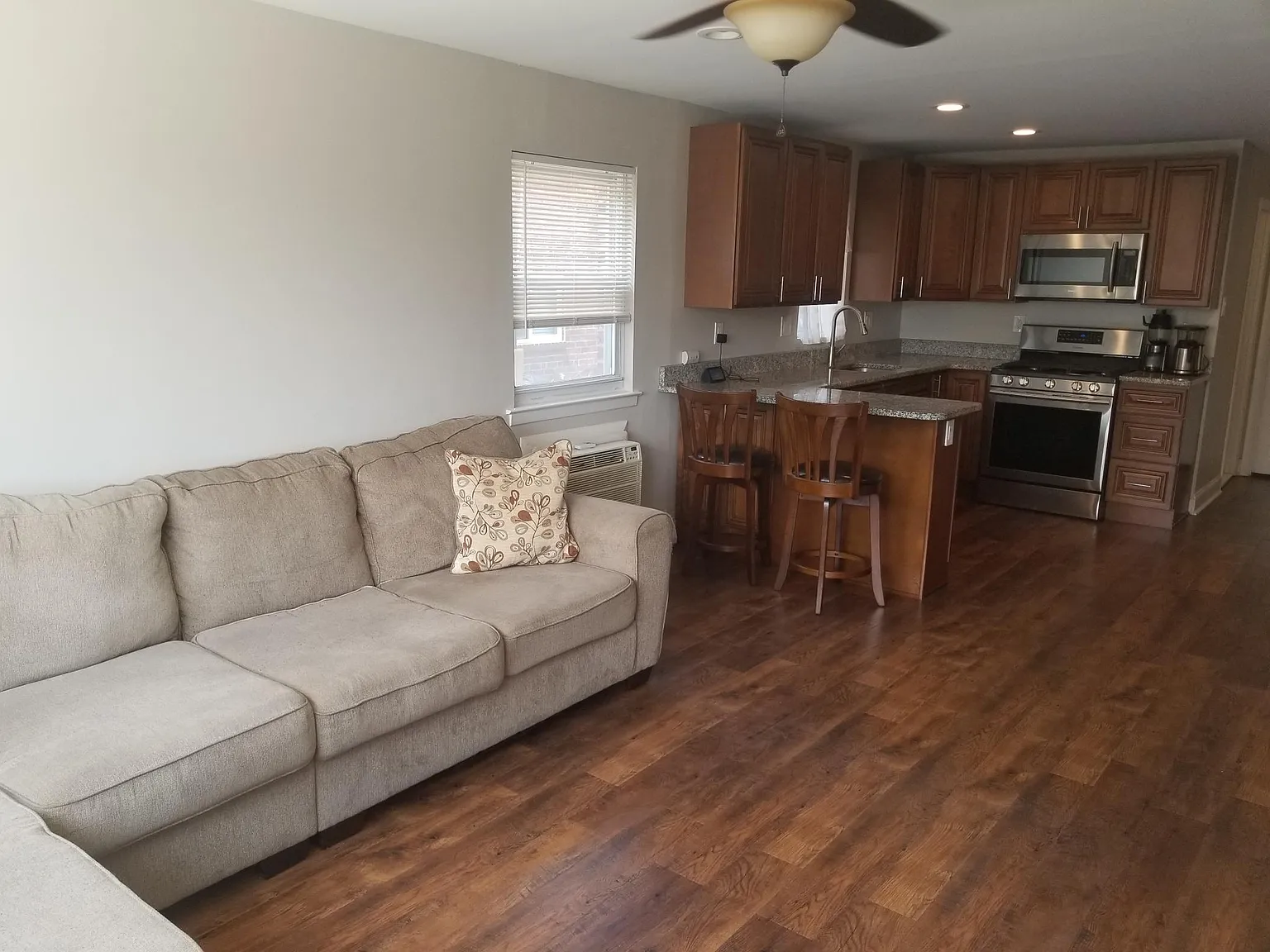 2 bed, 1000 sqft, $1,700 — Photo 3