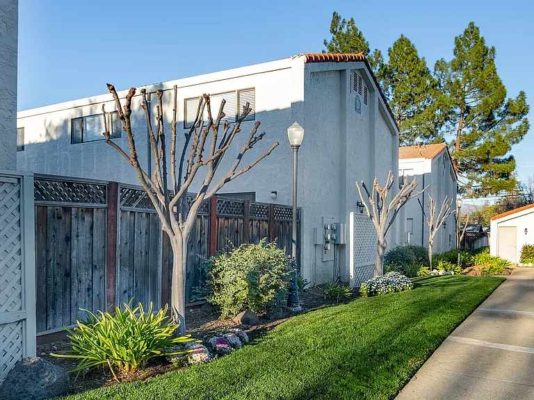 220 Berry Ct - Exterior