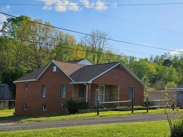 119 7th St, Mount Hope, WV 25880