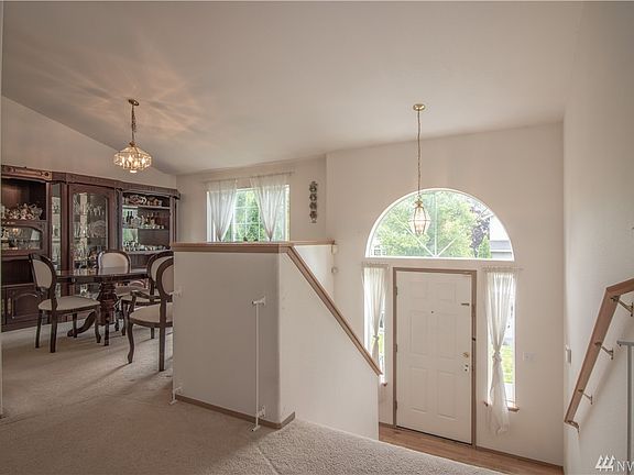 Beautiful Spacious Entry