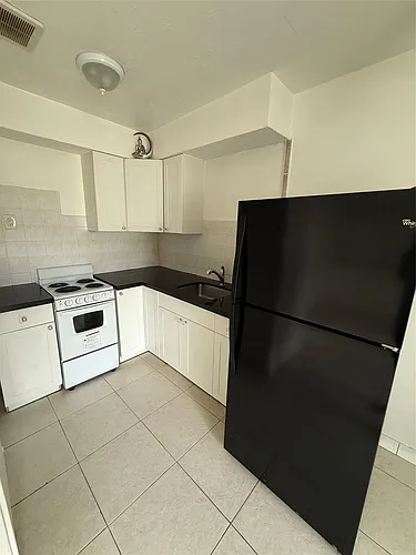 2213 Lincoln St Photo 1