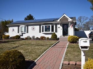 17 Acorn St, Ronkonkoma, NY 11779