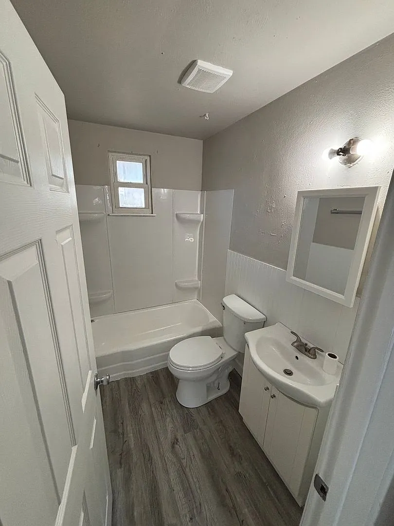 Davis St Apartments — Photo 4