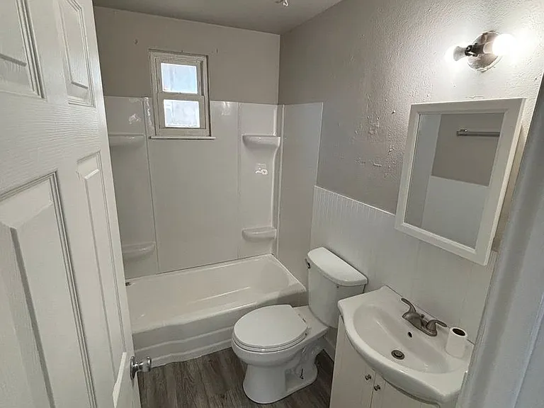 210 Davis St — Photo 4