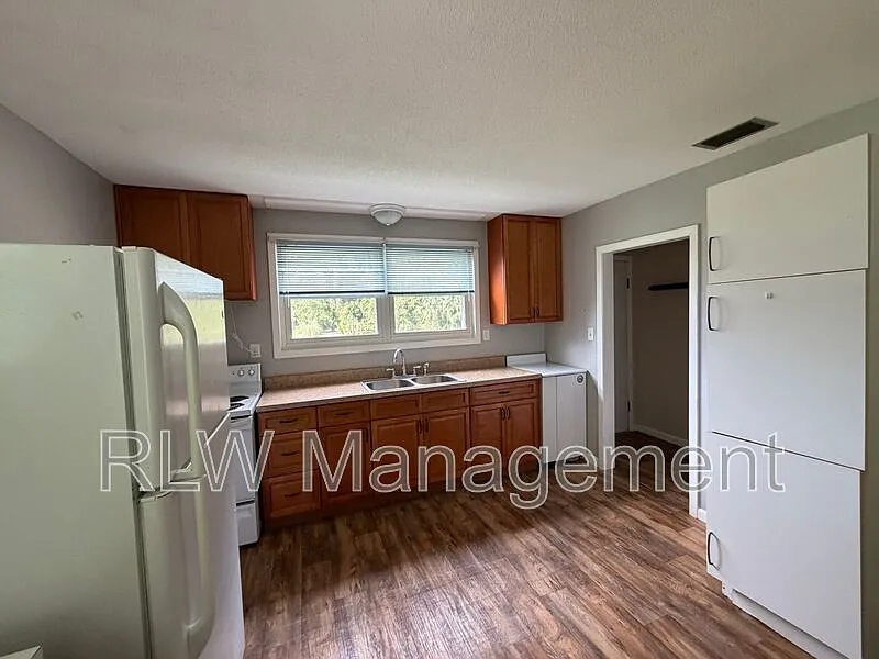 2 bed, 1.0 bath, 864 sqft, $1,950 — Photo 3