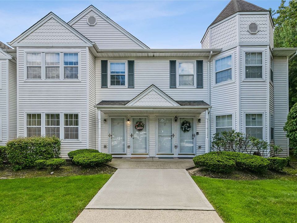 1st image of 18 Victorian Ln #18