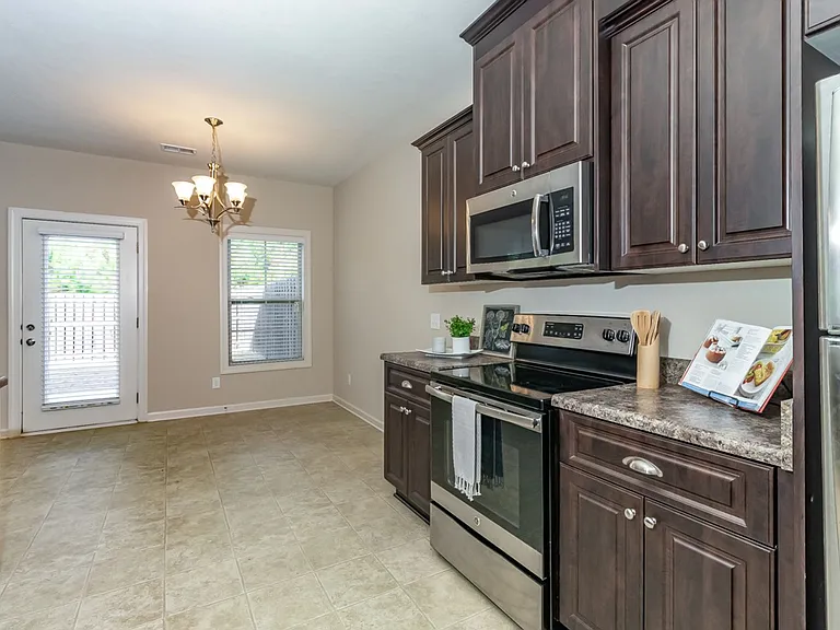 906 Erika Ln — Photo 13