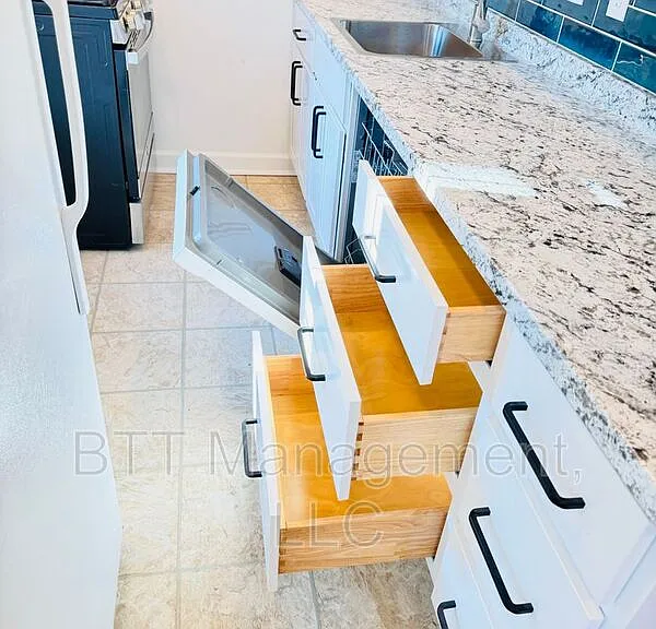 908 Hudson Ave #6 — Photo 17