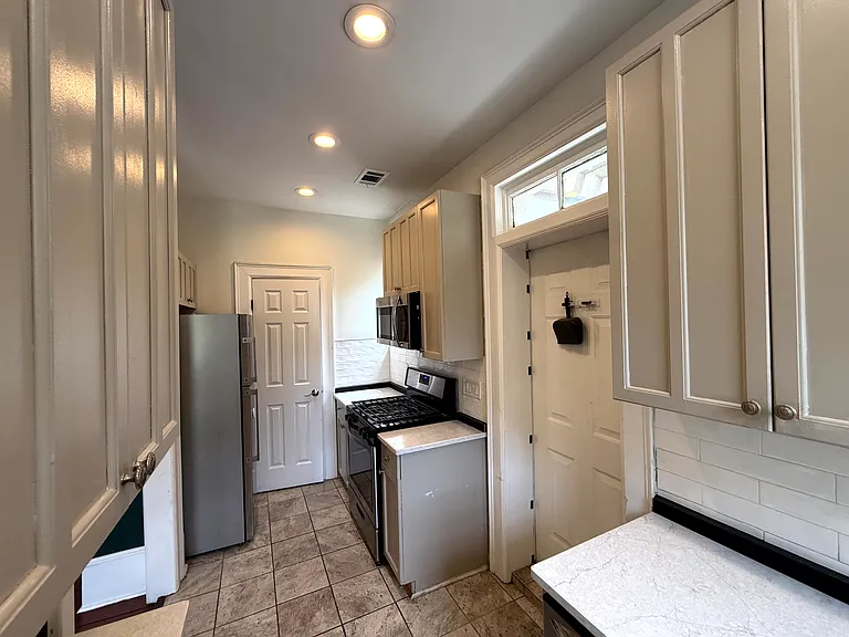 227 W Hall St — Photo 6