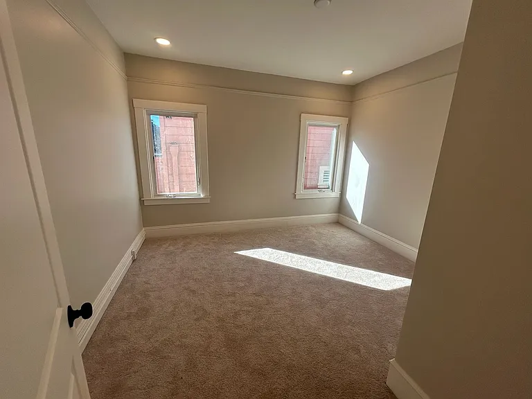 1005 Burlingame — Photo 7