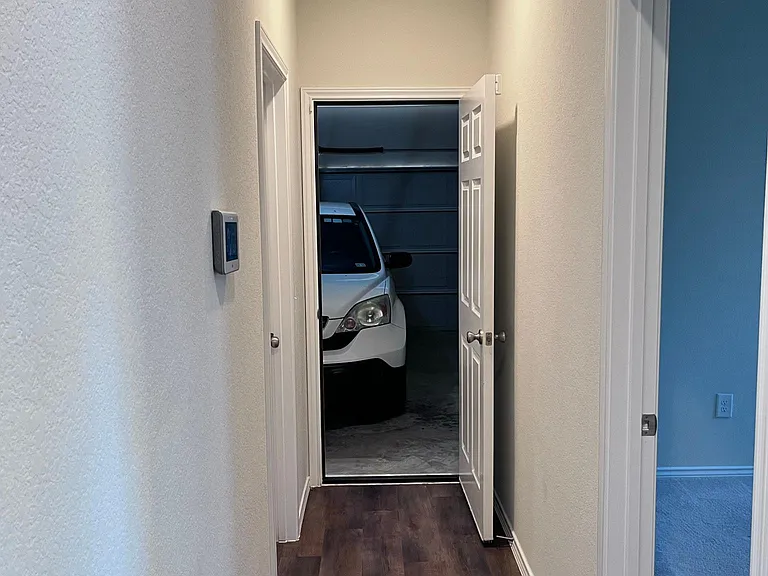 Hallway to 2-cars garage