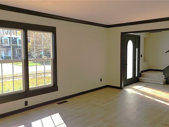 5th image of 135 Hillcrest Ln
