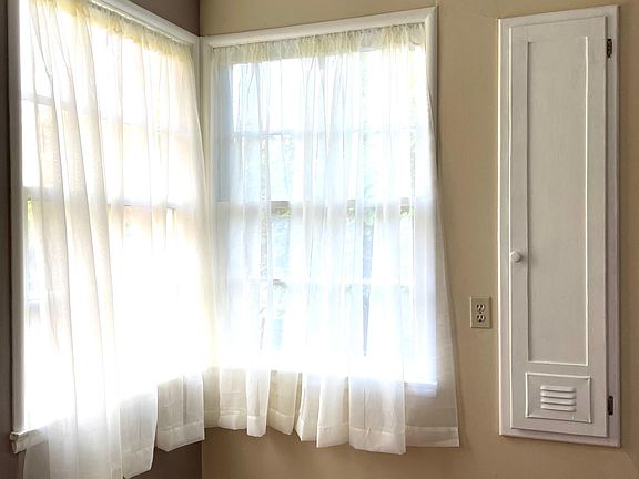 dining nook (view from kitchen)