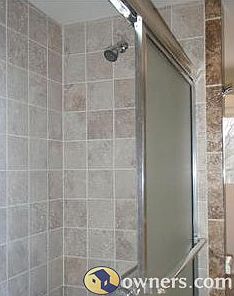 2nd flr hall bath, shower/tub