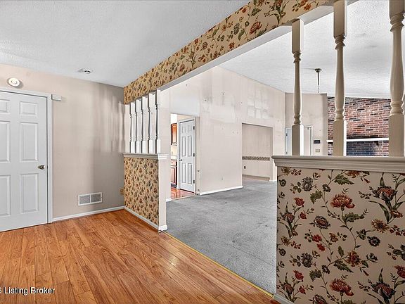 4th image of 881 Deerwood Dr
