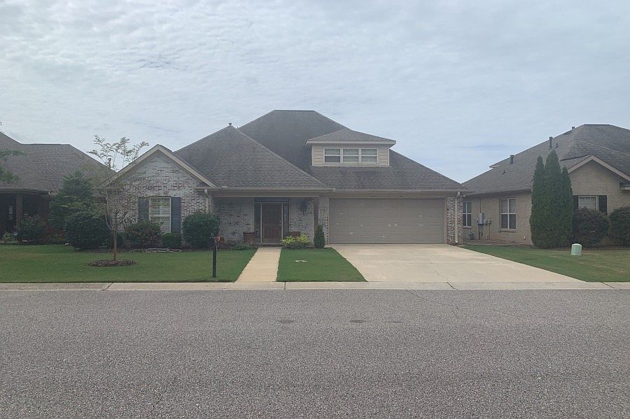 1st image of 615 Greenbriar Blvd