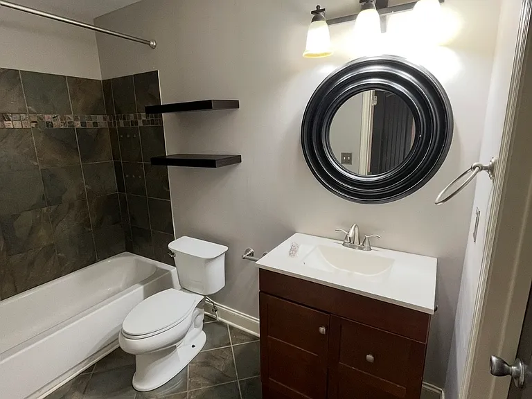 2420 Kingsbury Dr — Photo 8