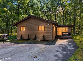 808 Hoover Ct, Hawley, PA 18428