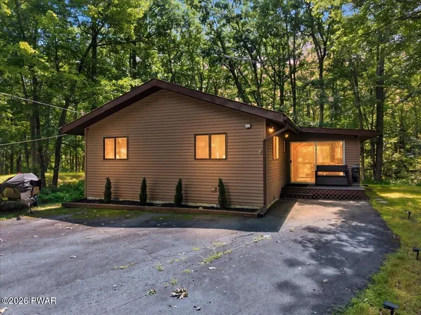 808 Hoover Ct, Hawley, PA 18428