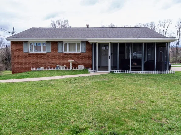 237 Connecticut Dr, Lower Burrell, PA 15068