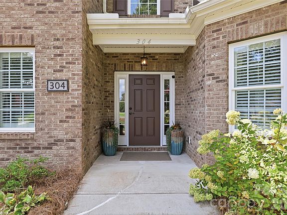 3rd image of 304 Stutts Rd #451