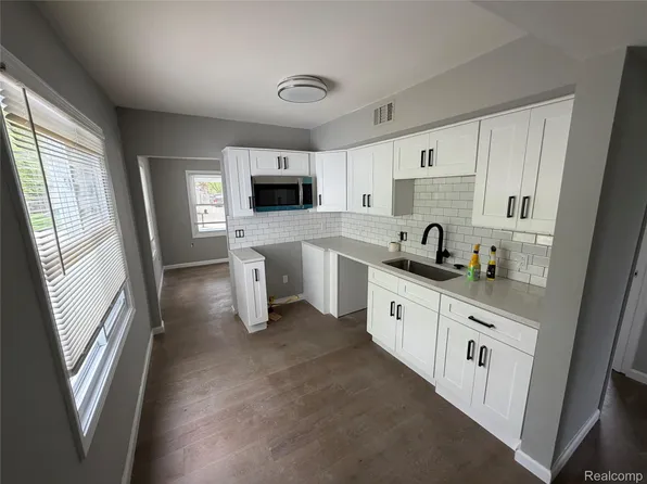 21631 Colgate St, Farmington Hills, MI 48336