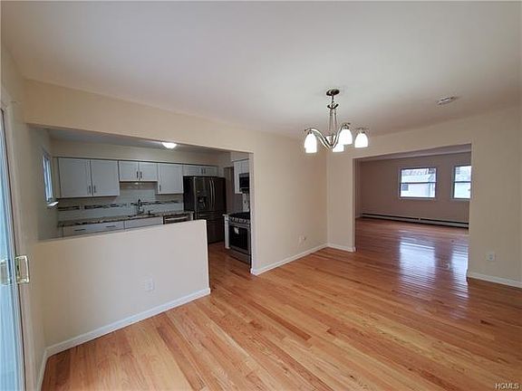 2nd image of 8 Sandburg Ct