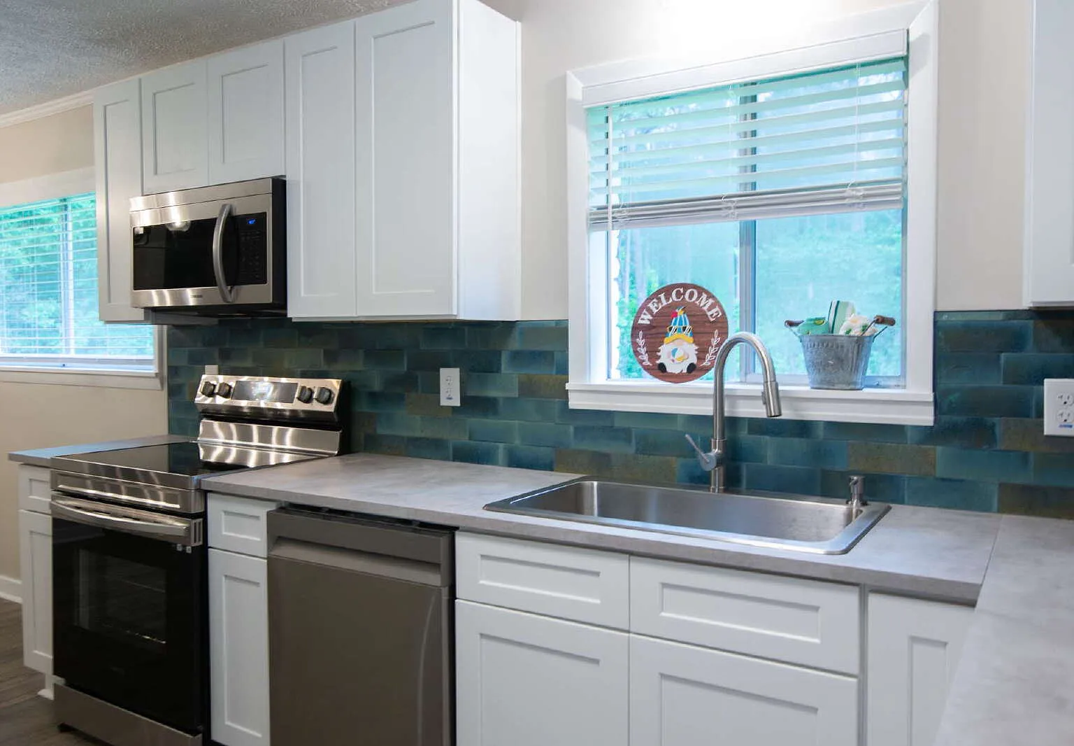 3 bed, 1.0 bath, 1100 sqft, $1,595 — Photo 2