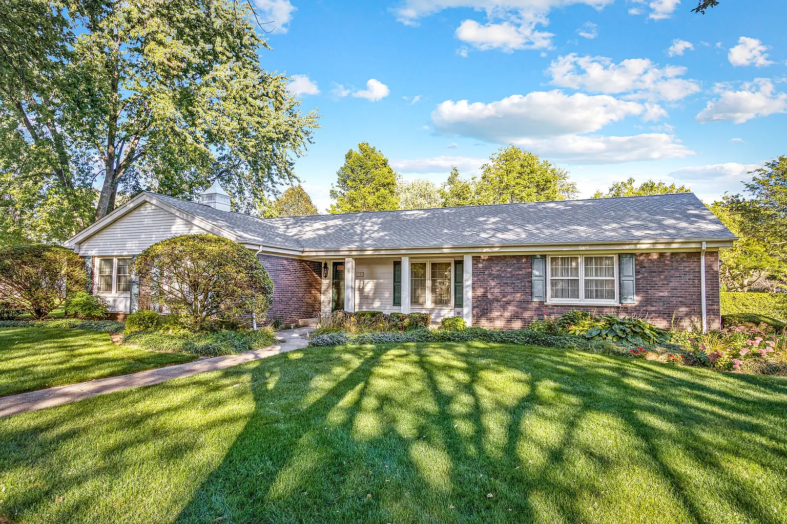 1131 Saranac Ln photo 1
