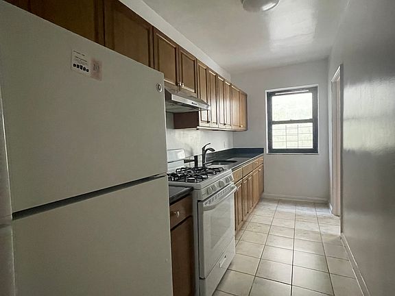 3rd image of 6227 Broadway Unit 3B