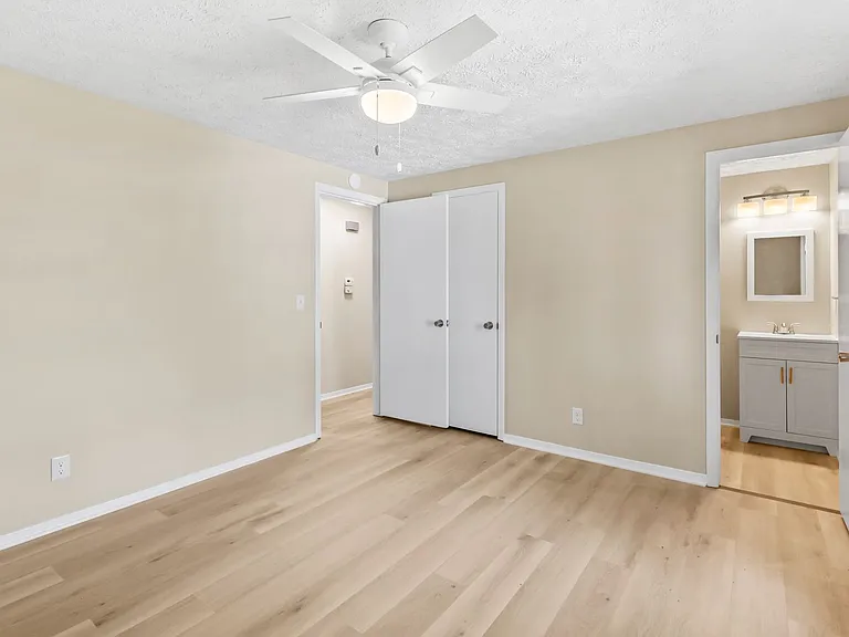 5732 S 137th St — Photo 20