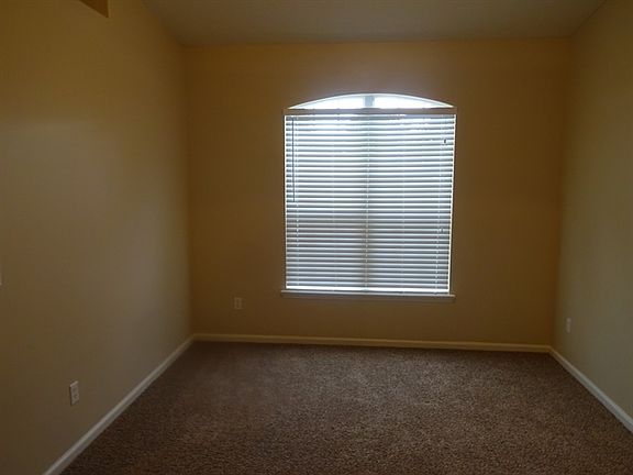 5th image of 912 Weybridge Ln
