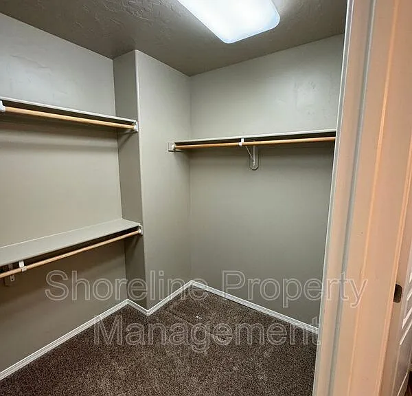 511 Diamond Lake St — Photo 3