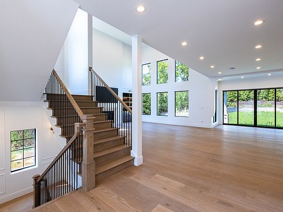 5th image of 2 Old Tamarack Ln