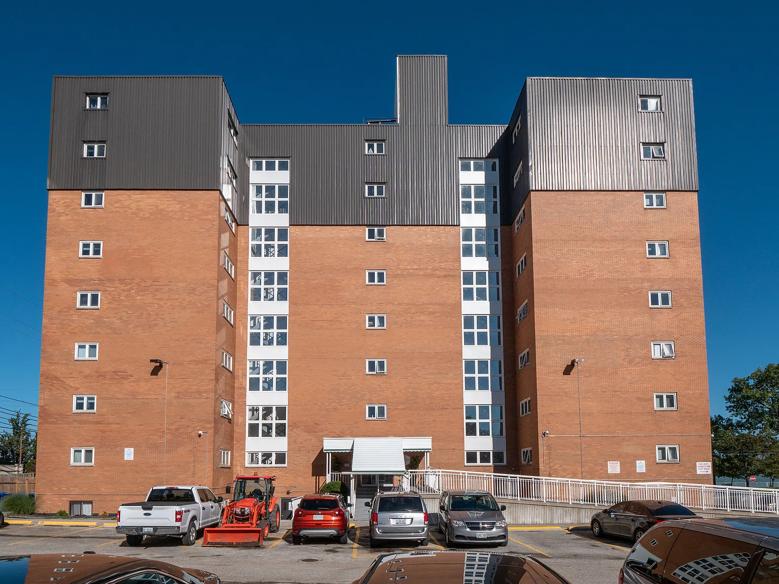 Buckingham Tower Apartments — Photo 4