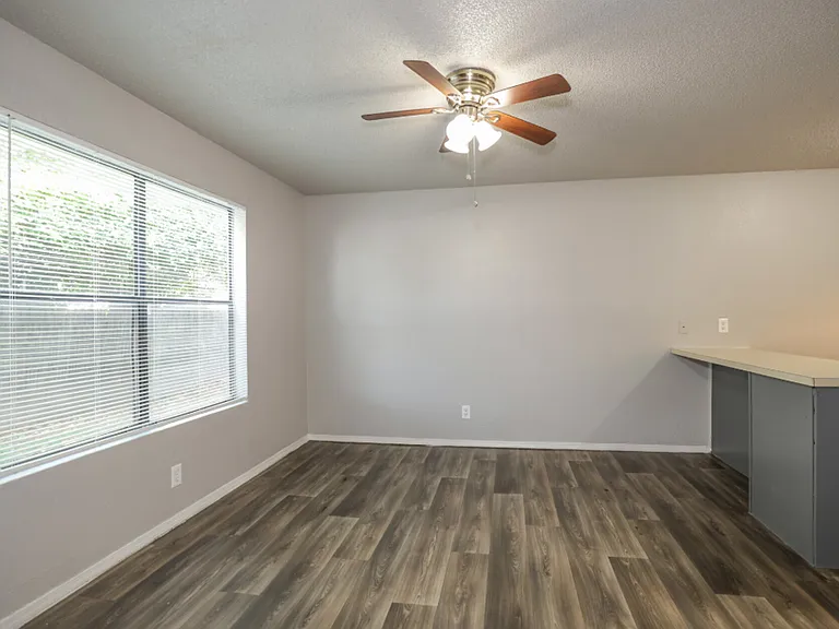 811 E Pecan St S — Photo 5