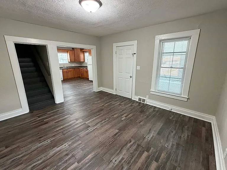 302 Glen St — Photo 4