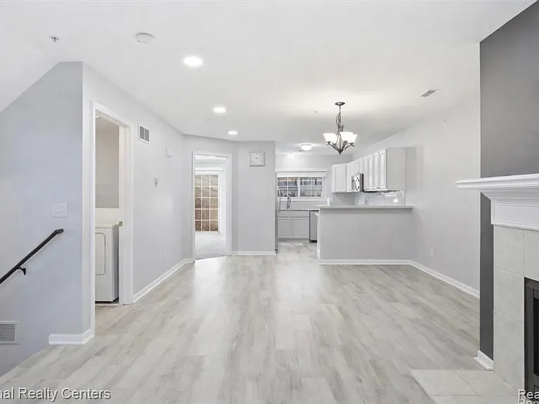 16878 Farmington Rd — Photo 6