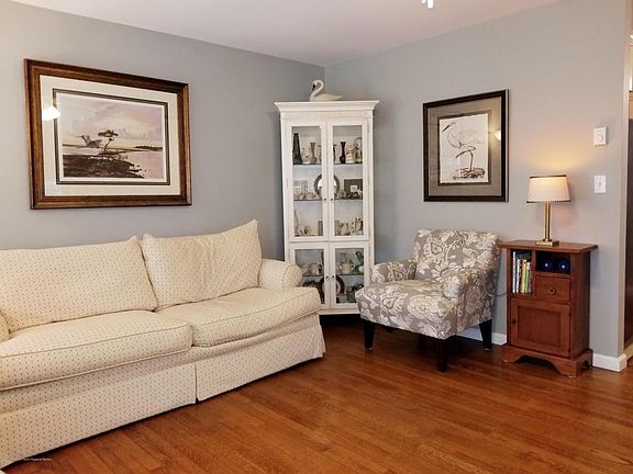 4th image of 944B Aberdeen Dr #100B