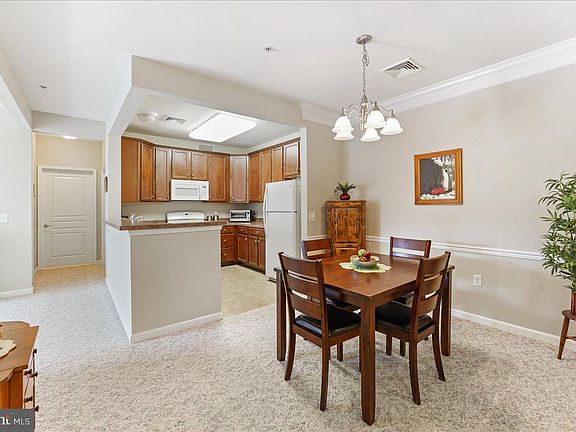 4th image of 921 Creekside Dr