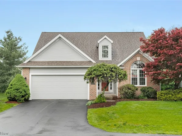 90 Lake Pointe Cir, Canfield, OH 44406