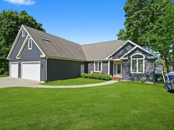 2215 N Woodlawn Park Ave, McHenry, IL 60051