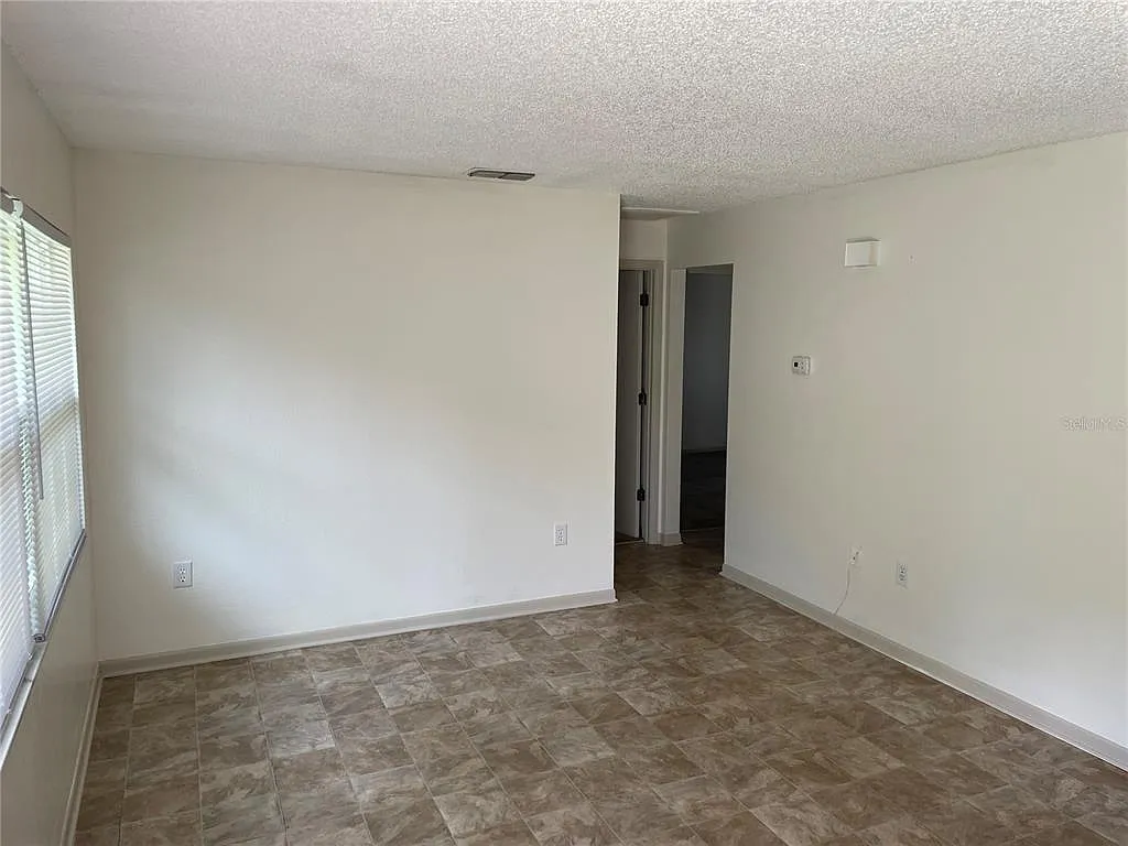 2 bed, 1.0 bath, 921 sqft, $1,095 — Photo 2