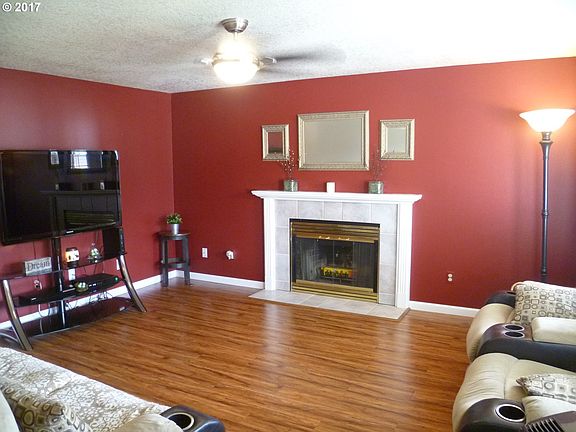 3rd image of 15902 NE Hickory St