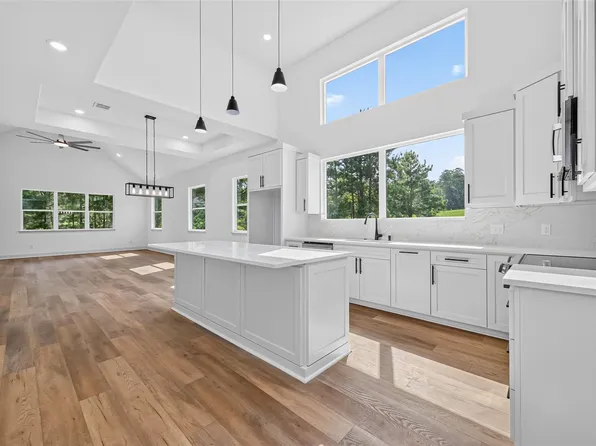 13 Silver Lakes Dr, Huntsville, TX 77340