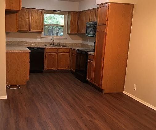 3rd image of 2501 Woodhaven Dr