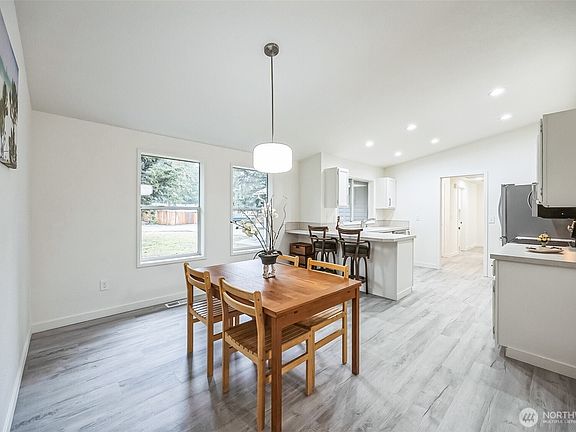 4th image of 3636 Lake Forest Court SE