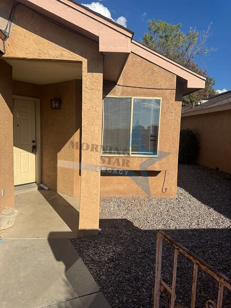 Charming 3 Bedroom Home - Great Location! — Photo 2