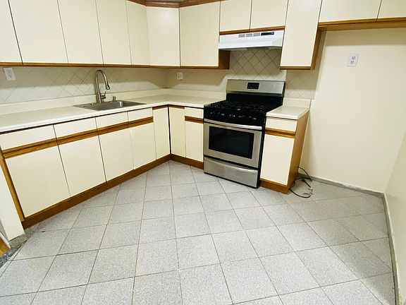 5th image of 157 Bay 47th St #2nd